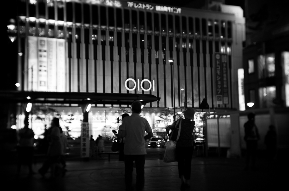 20時、マルイ前