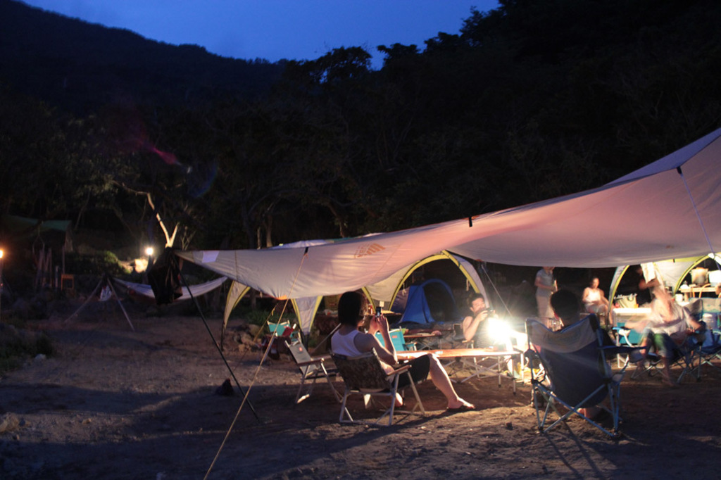 キャンプの夜の風景