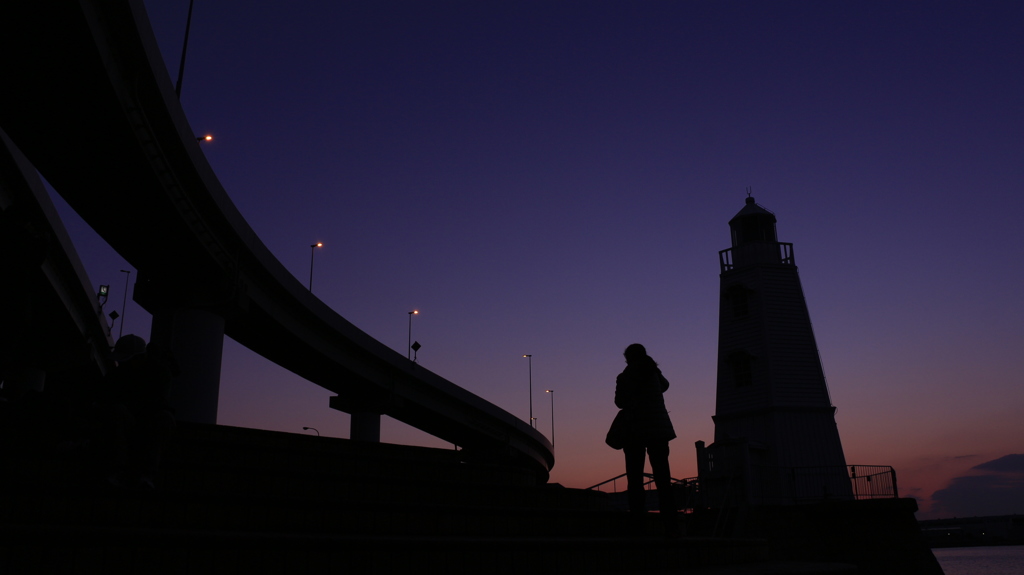 夕景のカメラ女子