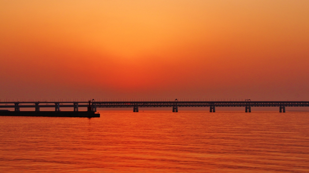 夕景の連絡橋