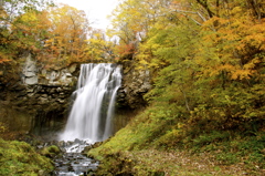 紅葉の中の滝