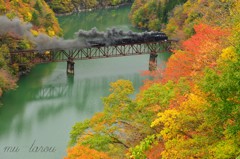 錦谷に、煙漂う