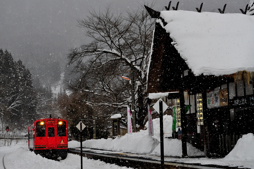 湯野上温泉駅、雪のAIZUマウント。