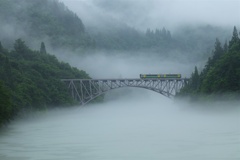 美しき山河を地下鉄型気動車が往く