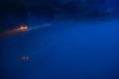 霧の中をゆっくりと