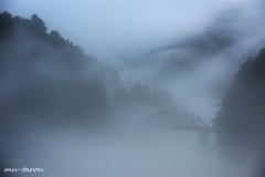 深山幽谷に朝来る