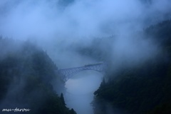 立つ