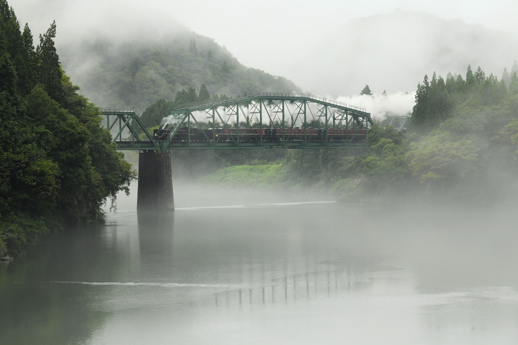 徳沢に川霧湧く九月