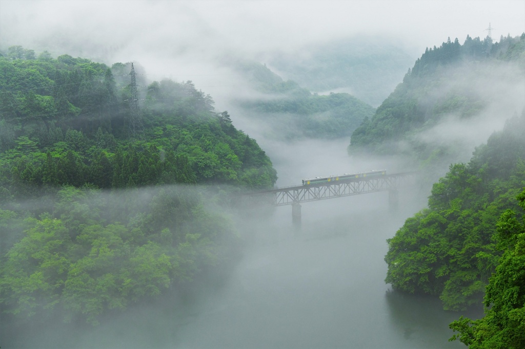 峡谷に霧湧く