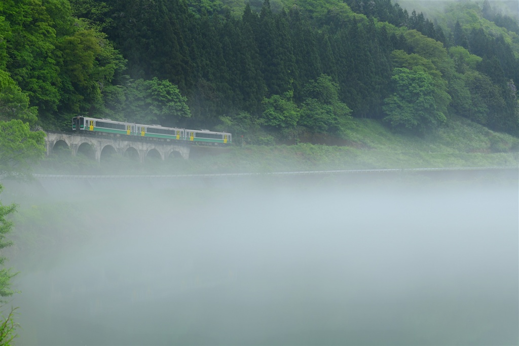 天下の奇景、只見川の川霧