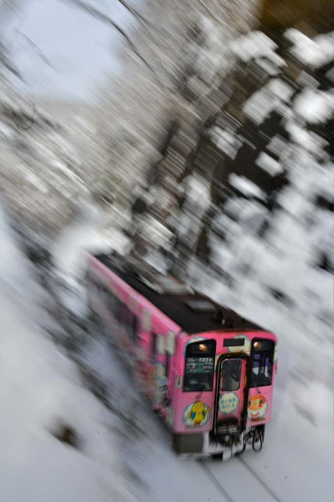 山峡を疾走するピンクの車両、それが会津鉄道