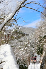 山峡に映えるピンクの車両、それが会津鉄道　日中編