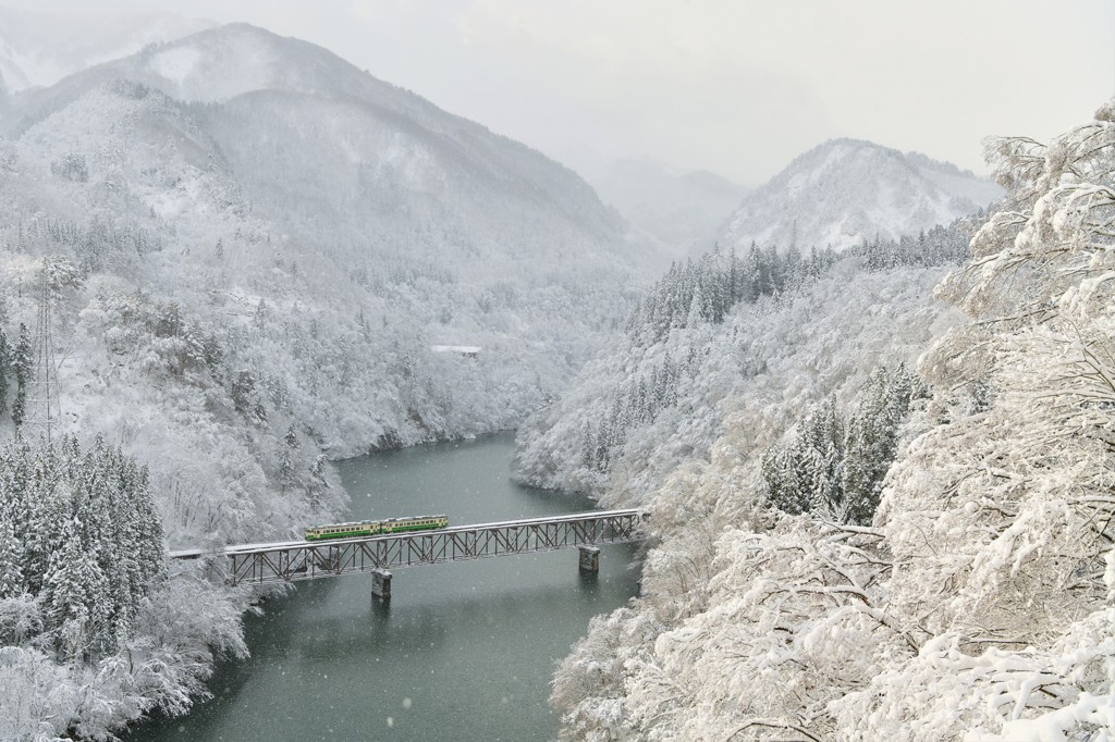 雪の峡谷に朝日差す