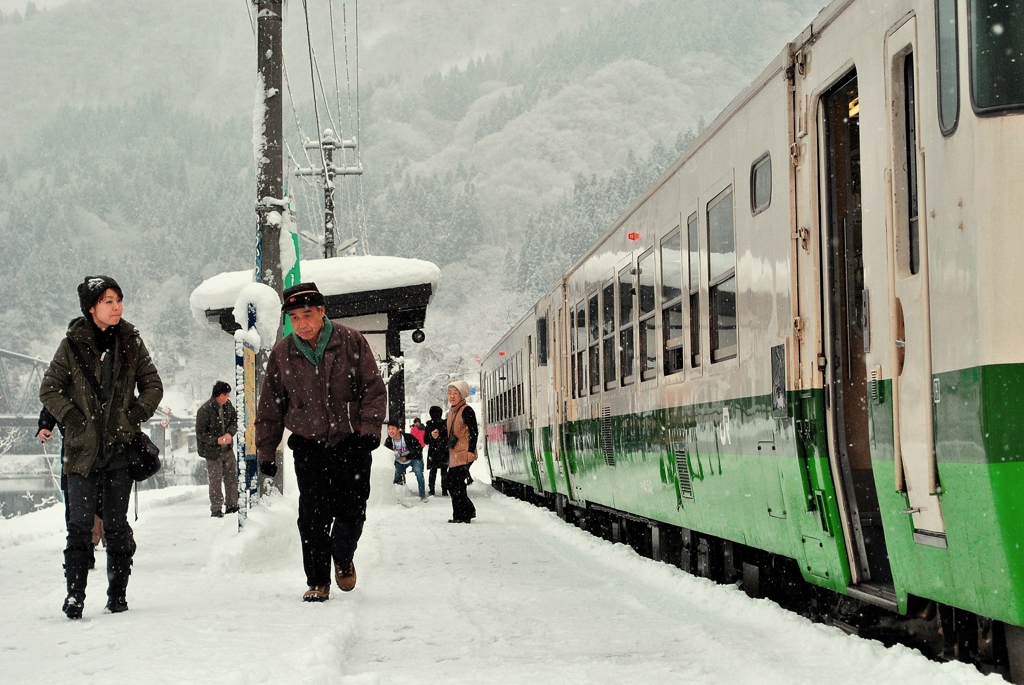 雪の会津川口駅。