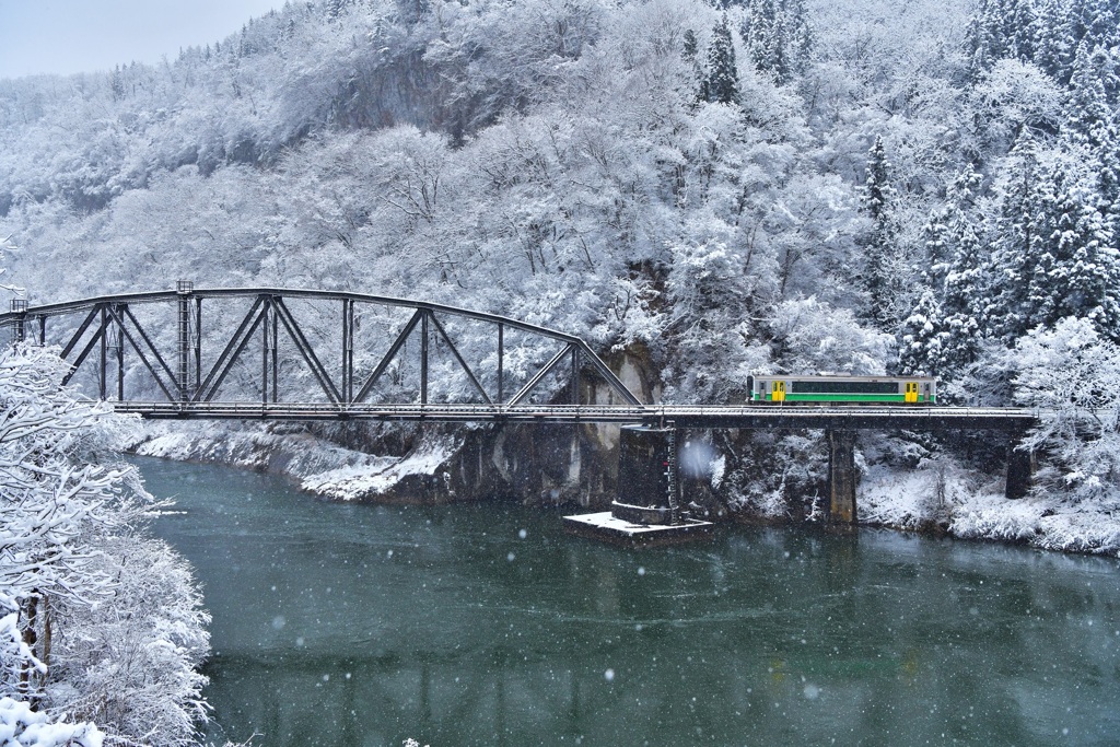 樹木着雪×単行列車の美　第四橋梁編 