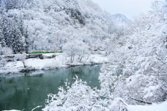 只見川を走る