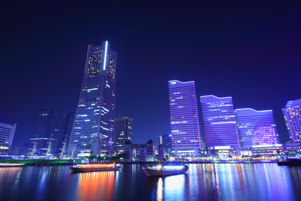 横浜ランドマークタワーと屋形船
