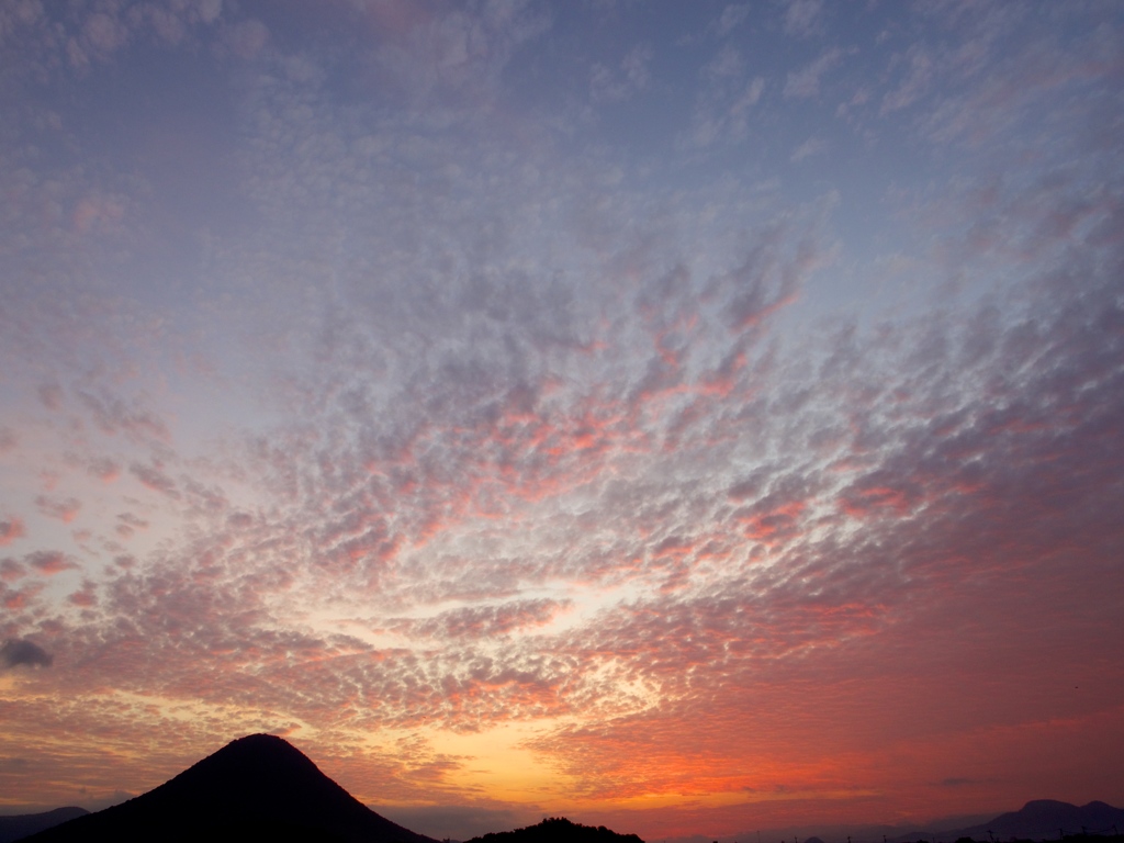 朝焼けの雲に