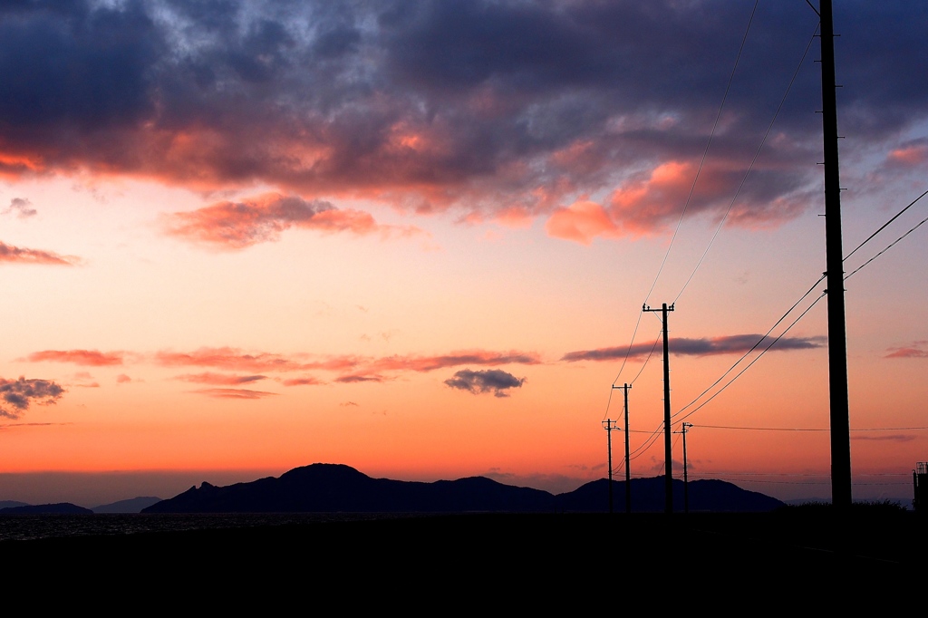 一つの灯りへ　－　電信柱のある風景
