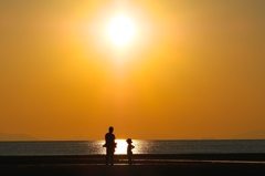 どうしようもなく眩しい夕日にただ佇む