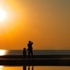 どうしようもなく眩しい夕日に佇み見つめる