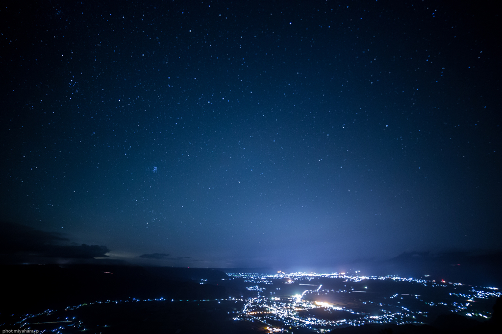 街の灯りは温泉街