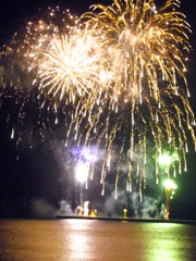 小さな島の海辺の花火