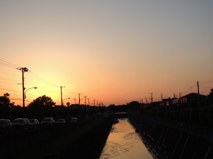 夕焼けの川