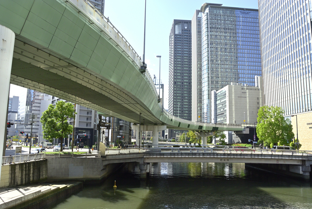 高速道路と川