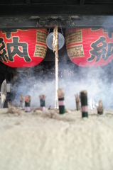 伊予の秋石手の寺の香盤に海の色して立つ煙かな