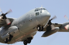 米軍基地に飛来した飛行機　（Ｃ－１３０）