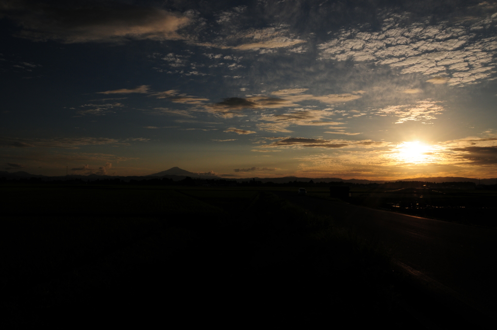 夕暮れの鳥海山