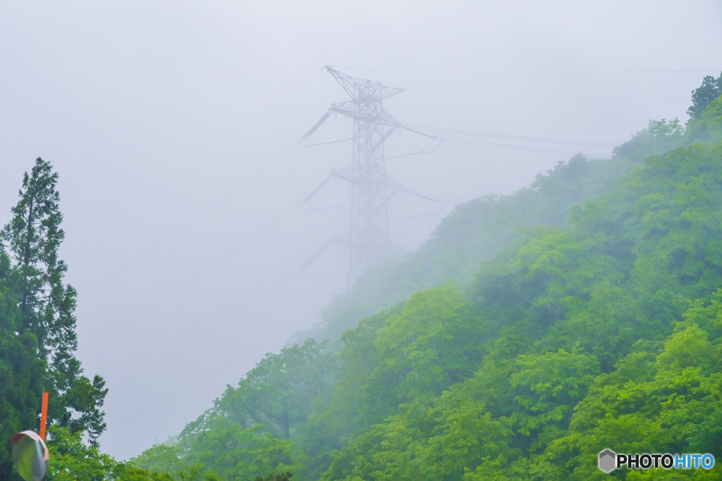 雨雲の中の鉄塔