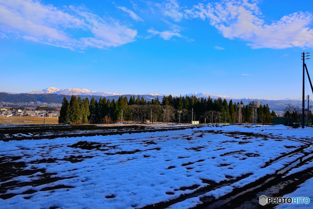 初冬の里山と山脈