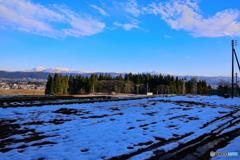 初冬の里山と山脈