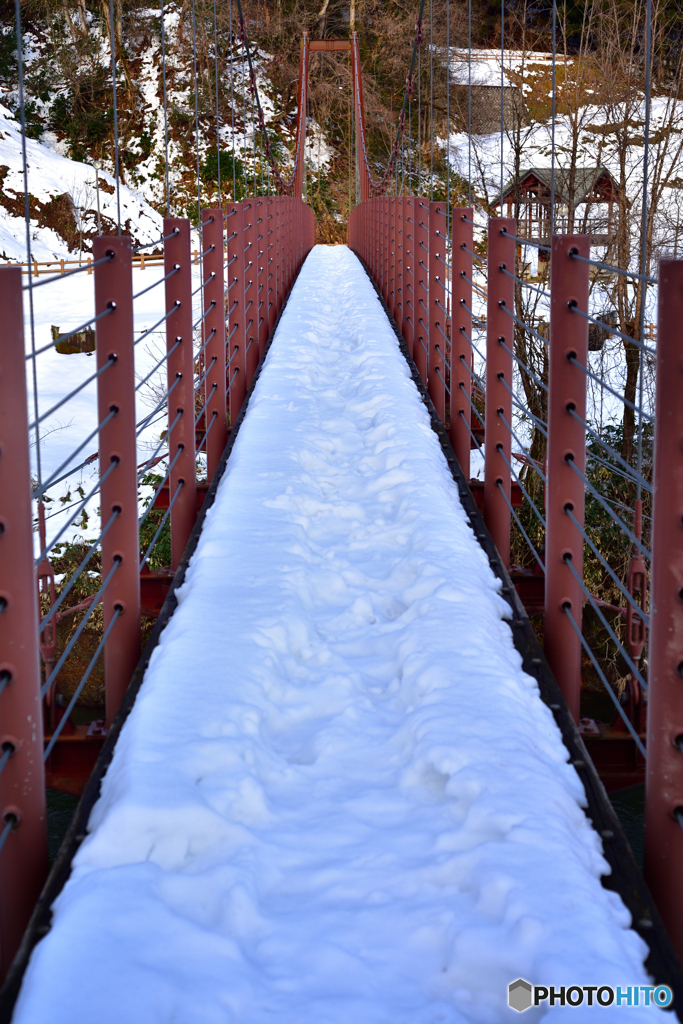 雪の吊り橋