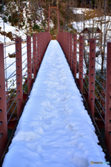 雪の吊り橋