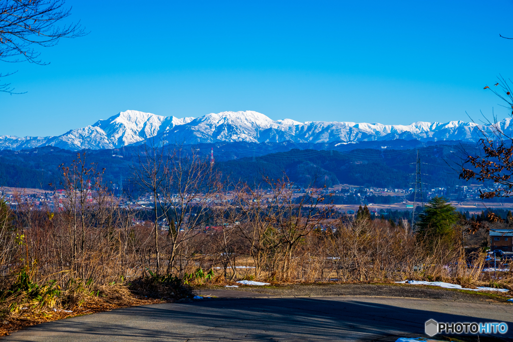 冬の晴れ間の越後三山