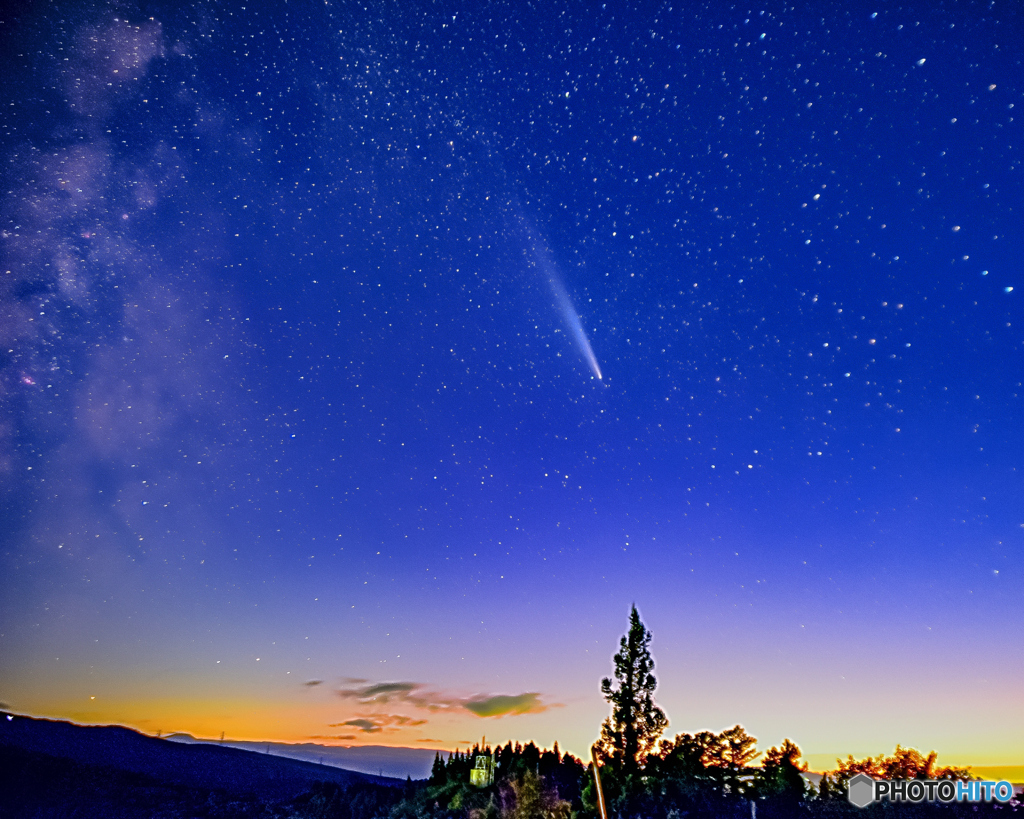 夕焼けの中の紫金山・アトラス彗星