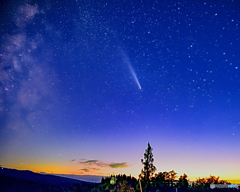 夕焼けの中の紫金山・アトラス彗星