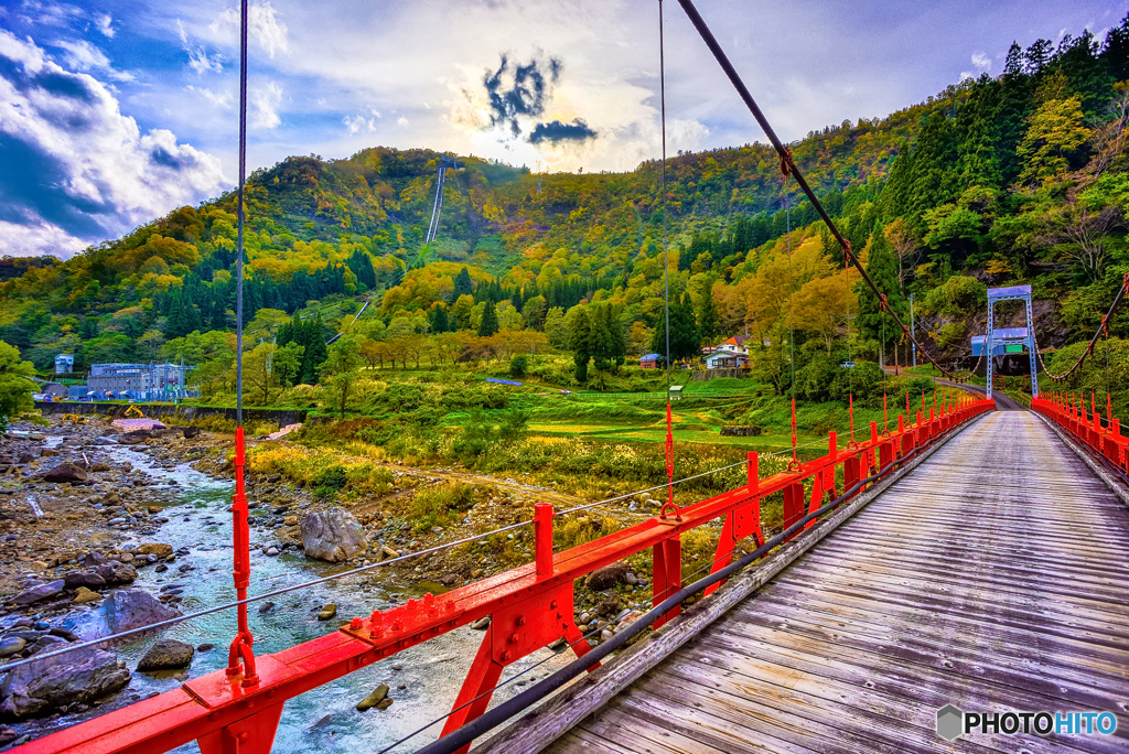 吊り橋と紅葉
