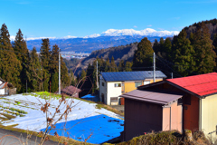 越後三山を臨む集落