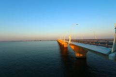 夕日を浴びる橋
