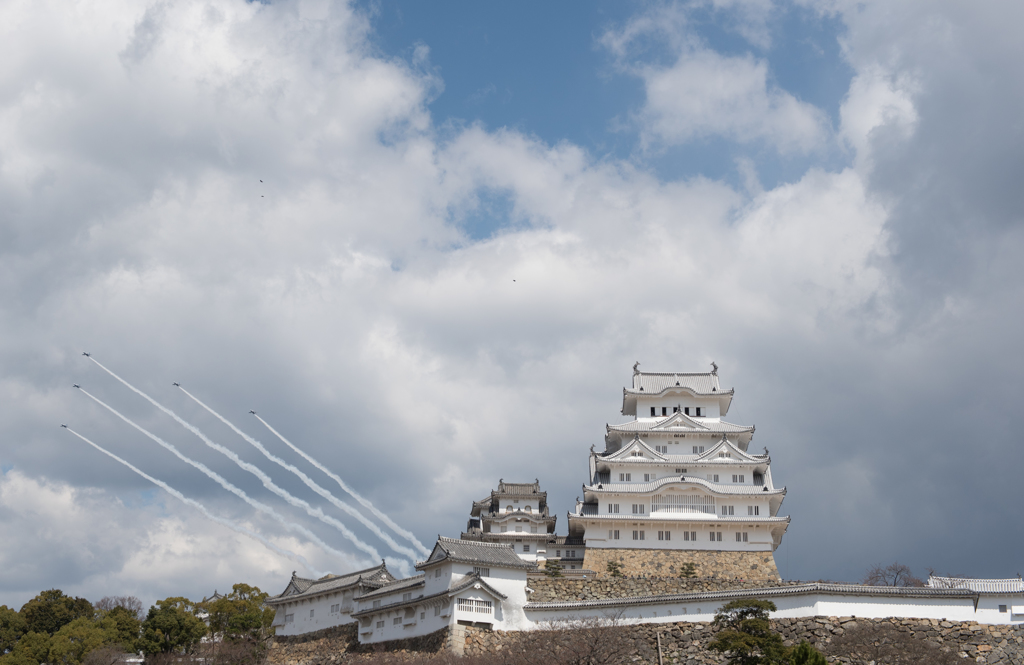 姫路城上空にブルーインパルスあらわる!!③