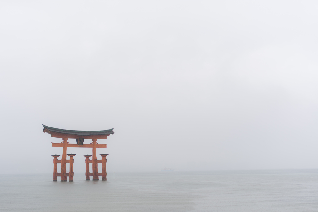 雨の厳島