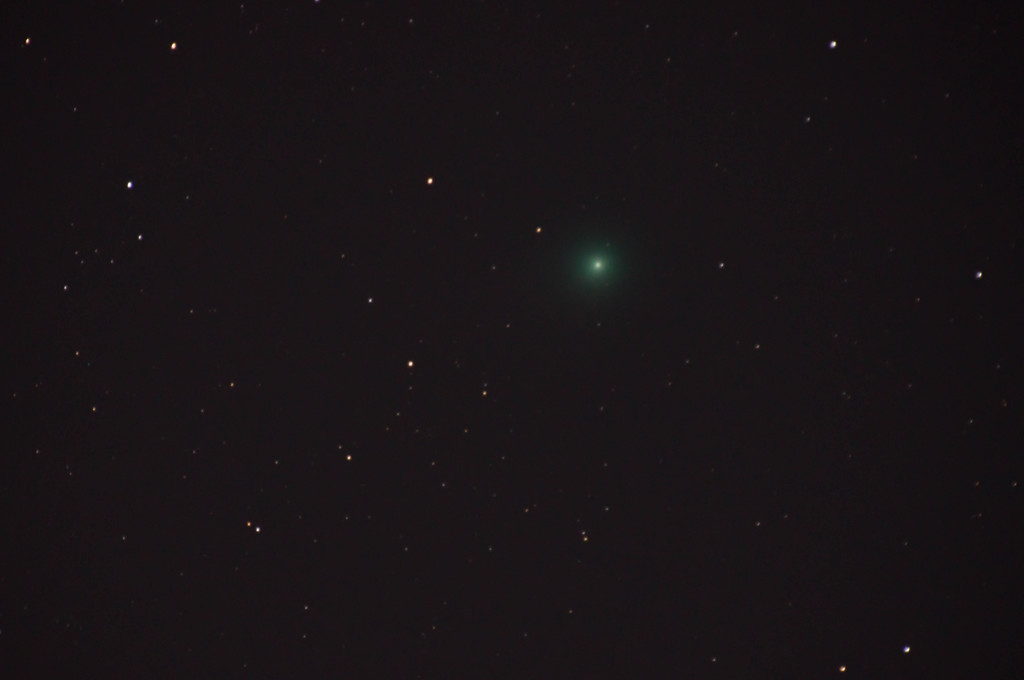 緑色に輝く彗星