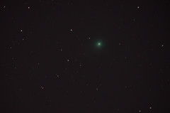 緑色に輝く彗星