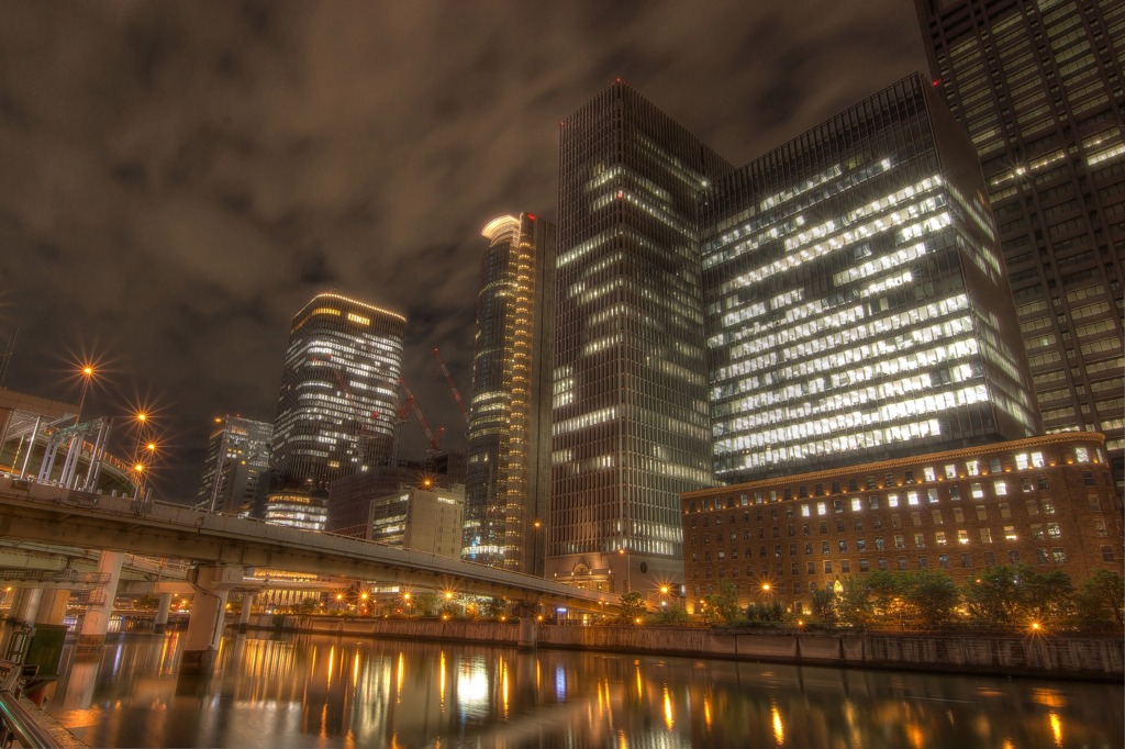 ビルと橋の夜景