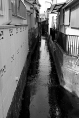 住宅街の用水路