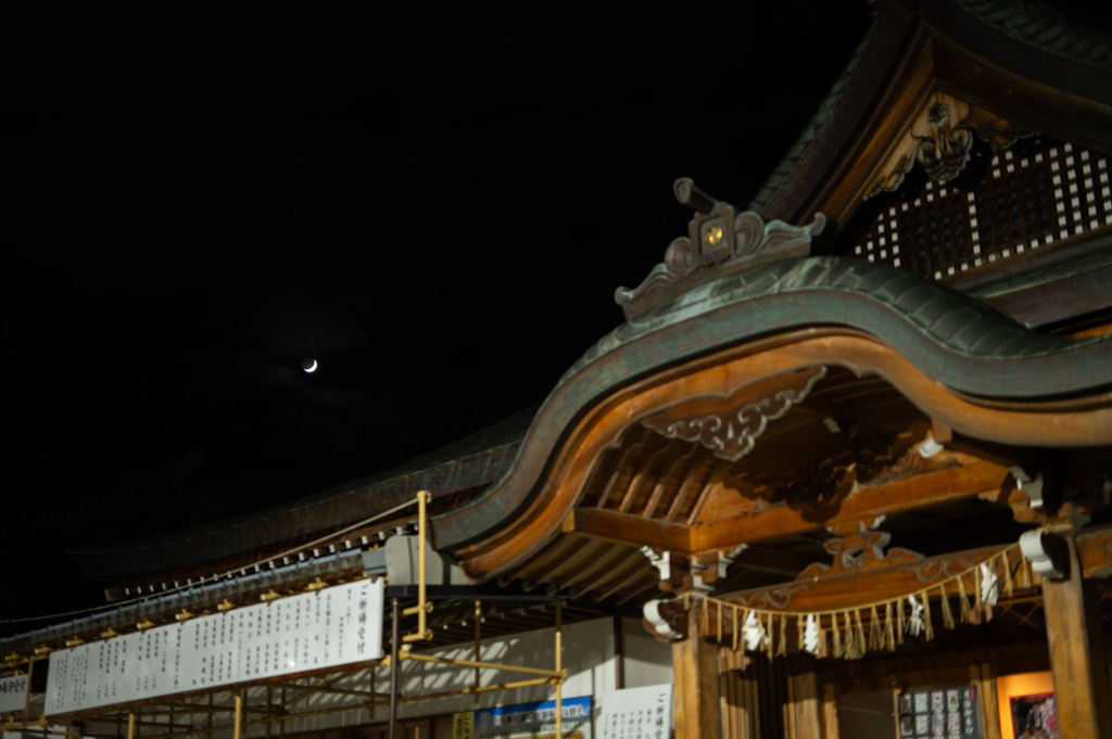 本殿と三日月